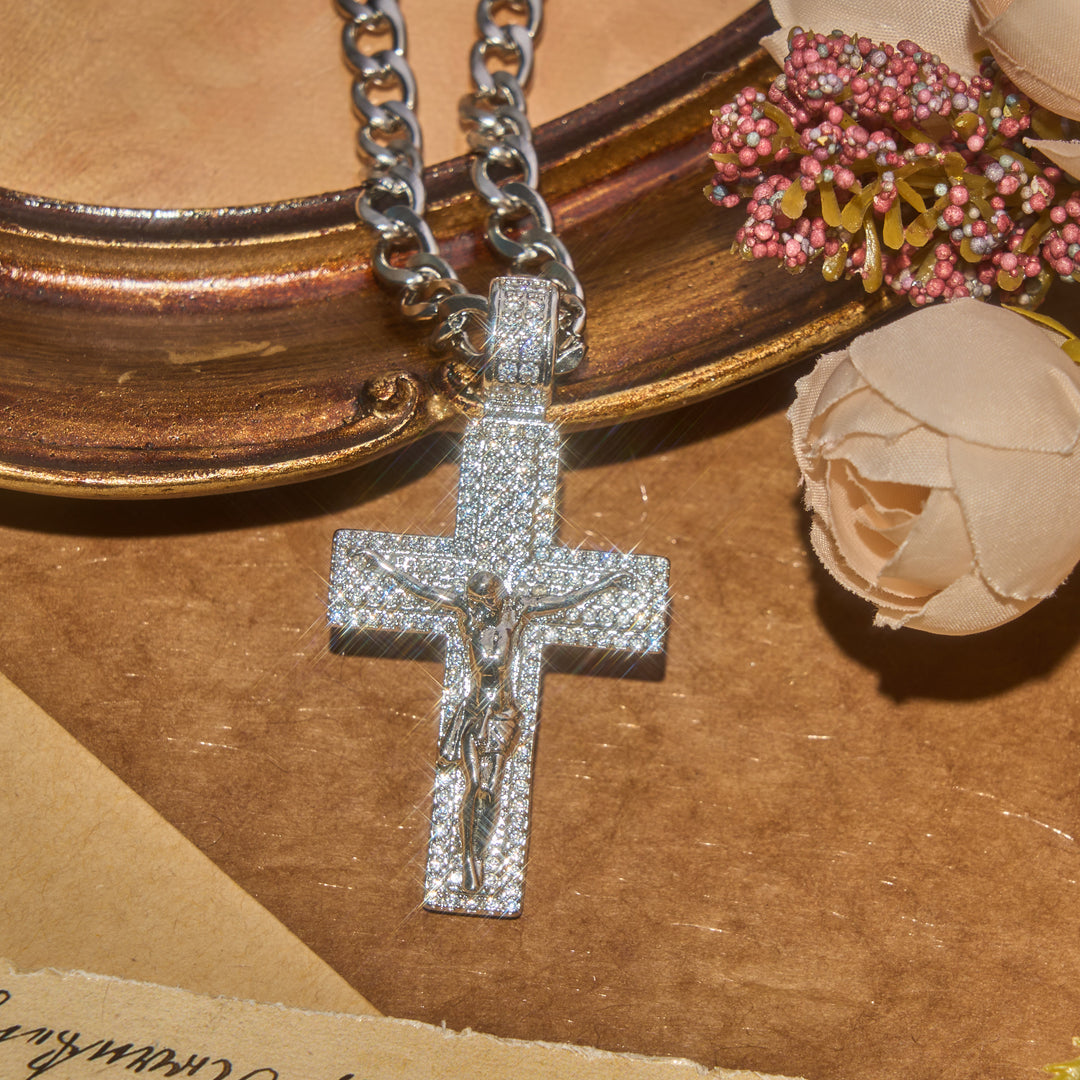 Christianartworkshop Glamouröses, funkelndes Kruzifix-Halsband mit Panzerkette: Ein tragbarer Talisman zeitloser, himmlischer Anmut - Silber - Groß - image 1