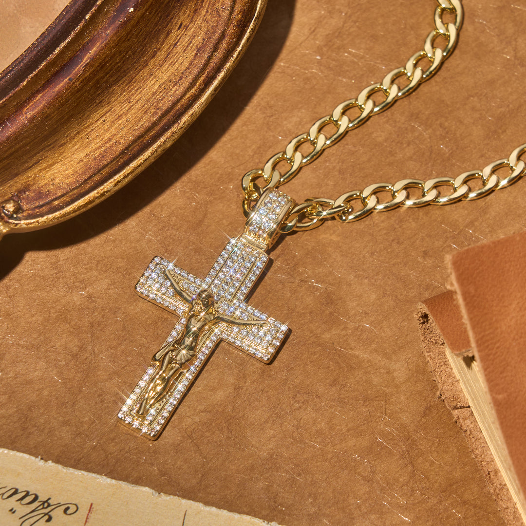 Christianartworkshop Glamouröses, funkelndes Kruzifix-Halsband mit Panzerkette: Ein tragbarer Talisman zeitloser, himmlischer Anmut - image 4