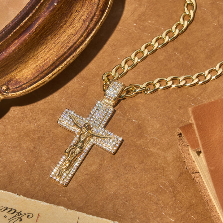 Christianartworkshop Glamouröses, funkelndes Kruzifix-Halsband mit Panzerkette: Ein tragbarer Talisman zeitloser, himmlischer Anmut - image 4