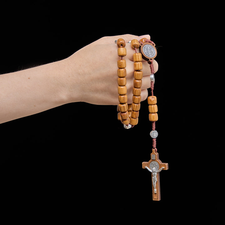 Christianartworkshop Rosenkranz aus Holzperlen mit detailliertem Kruzifix: Symbol des himmlischen Trostes - image 4