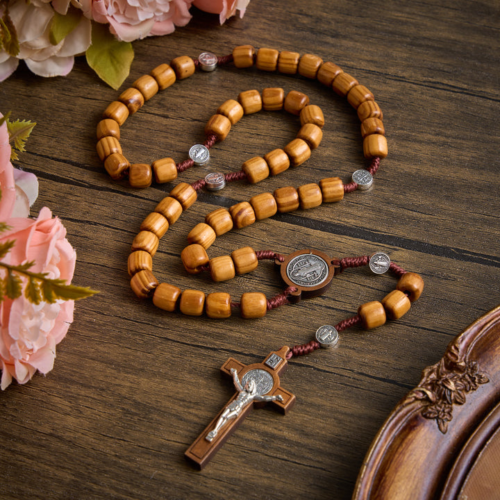 Christianartworkshop Rosenkranz aus Holzperlen mit detailliertem Kruzifix: Symbol des himmlischen Trostes - Der heilige Benedikt und das Kruzifix - image 0