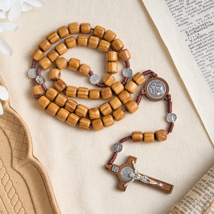 Christianartworkshop Rosenkranz aus Holzperlen mit detailliertem Kruzifix: Symbol des himmlischen Trostes - image 3
