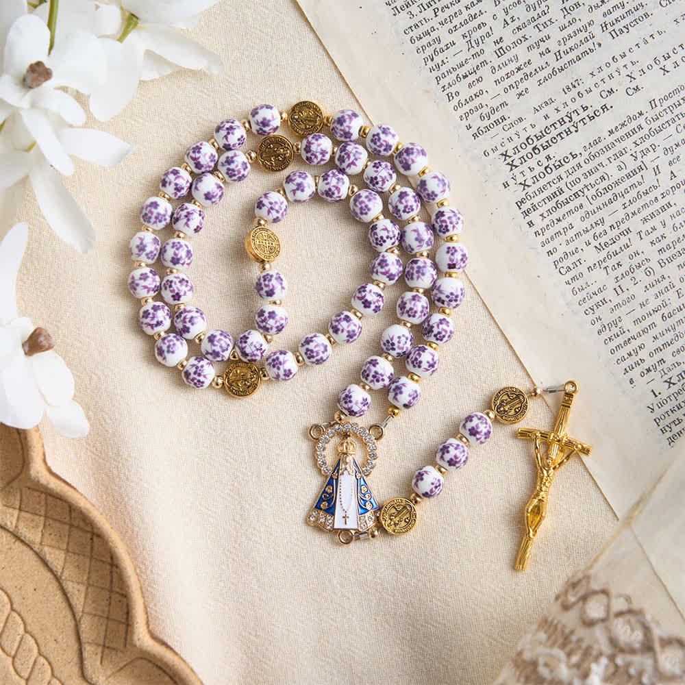 Christianartworkshop Dreiteiliger Rosenkranz aus Porzellan mit Vintage-Blumenmuster und Anhänger Unserer Lieben Frau von Aparecida - Lila - image 0