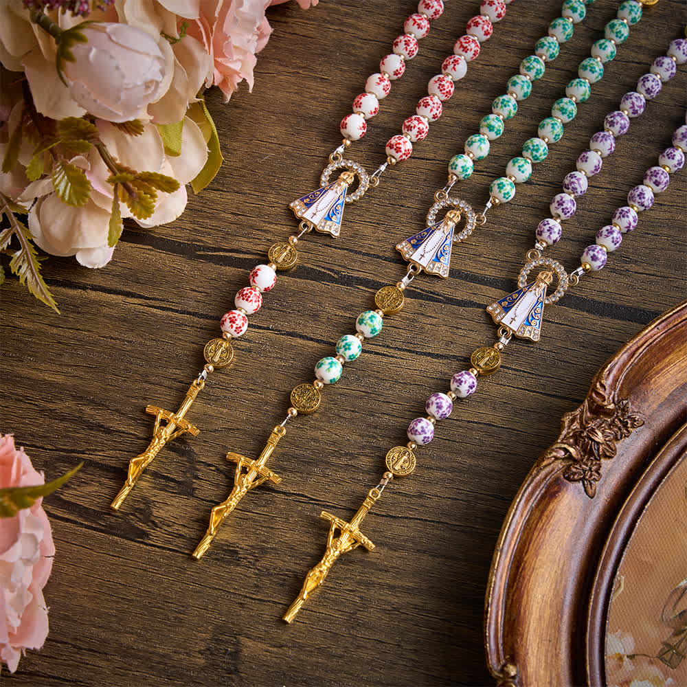 Christianartworkshop Dreiteiliger Rosenkranz aus Porzellan mit Vintage-Blumenmuster und Anhänger Unserer Lieben Frau von Aparecida - image 1