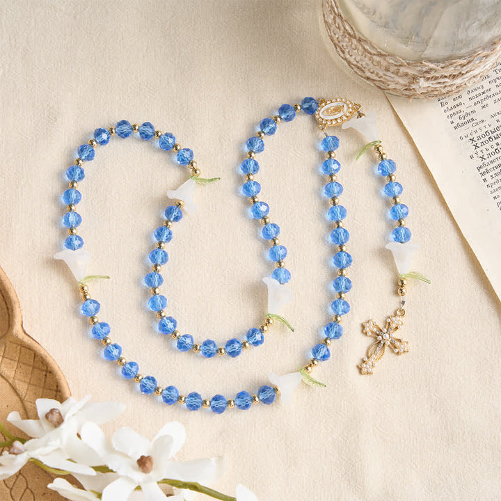 Christianartworkshop Durchscheinender blauer Rosenkranz aus Glas mit Lilienmotiv und perlenbesetztem Kreuz: Sinnbild reiner himmlischer Gelassenheit - image 3