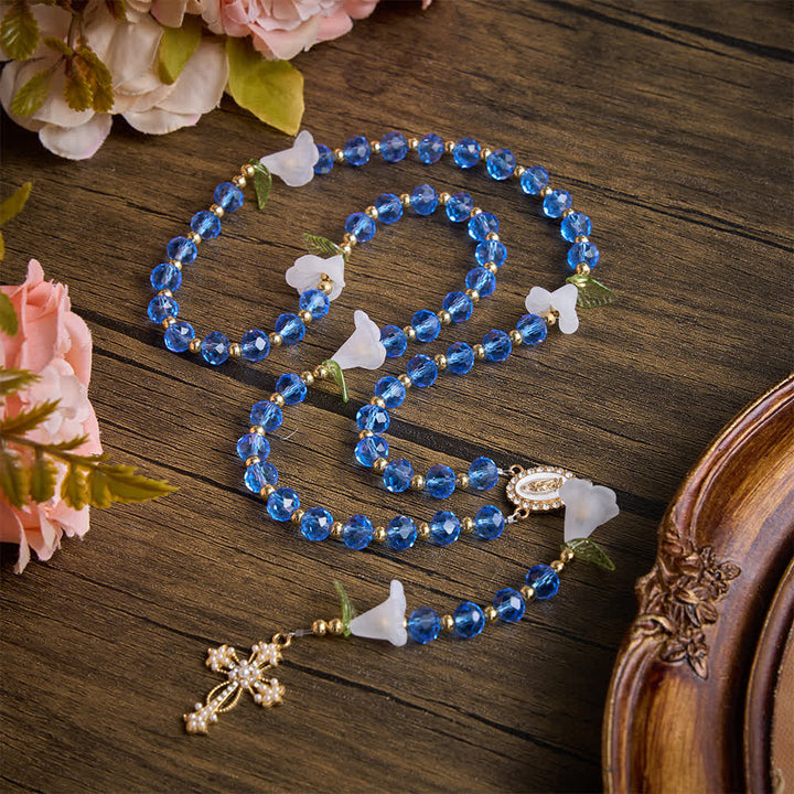 Christianartworkshop Durchscheinender blauer Rosenkranz aus Glas mit Lilienmotiv und perlenbesetztem Kreuz: Sinnbild reiner himmlischer Gelassenheit - Rosenkranz aus blauem Glaslilien - image 0