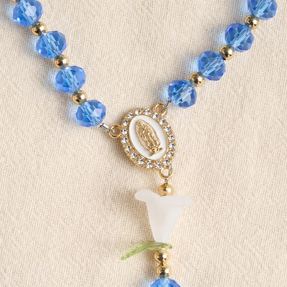 Christianartworkshop Durchscheinender blauer Rosenkranz aus Glas mit Lilienmotiv und perlenbesetztem Kreuz: Sinnbild reiner himmlischer Gelassenheit - image 6
