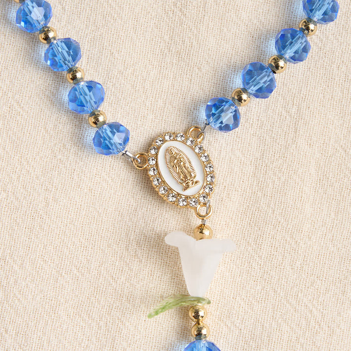 Christianartworkshop Durchscheinender blauer Rosenkranz aus Glas mit Lilienmotiv und perlenbesetztem Kreuz: Sinnbild reiner himmlischer Gelassenheit - image 6