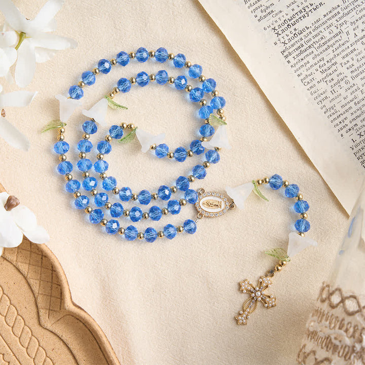Christianartworkshop Durchscheinender blauer Rosenkranz aus Glas mit Lilienmotiv und perlenbesetztem Kreuz: Sinnbild reiner himmlischer Gelassenheit - image 2