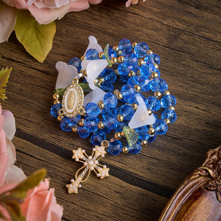 Christianartworkshop Durchscheinender blauer Rosenkranz aus Glas mit Lilienmotiv und perlenbesetztem Kreuz: Sinnbild reiner himmlischer Gelassenheit - image 4