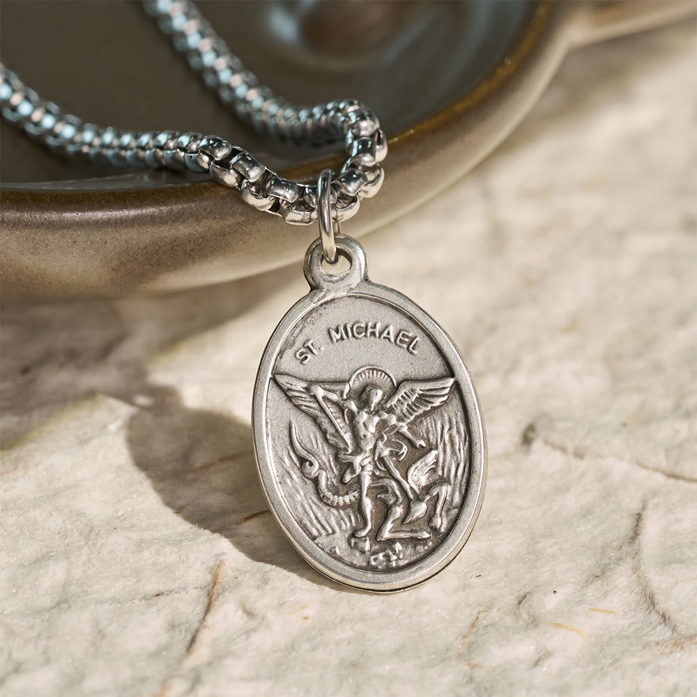 Christianartworkshop Ovale, doppelseitige Medaille mit heiligem Bildnis: Träger sanfter, heiliger Gelassenheit - image 1