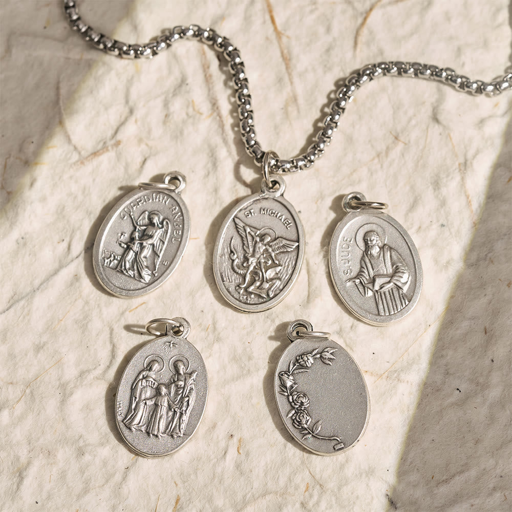 Christianartworkshop Ovale, doppelseitige Medaille mit heiligem Bildnis: Träger sanfter, heiliger Gelassenheit - image 0
