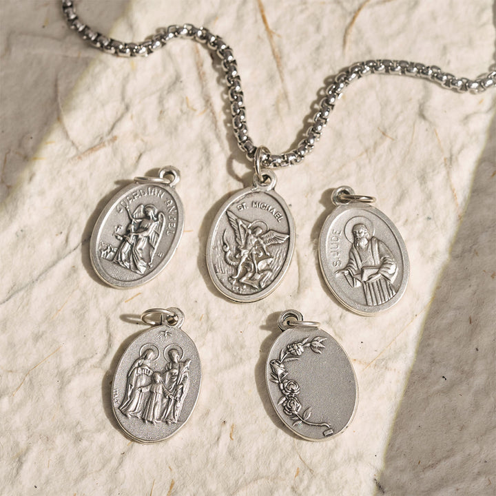 Christianartworkshop Ovale, doppelseitige Medaille mit heiligem Bildnis: Träger sanfter, heiliger Gelassenheit - image 0