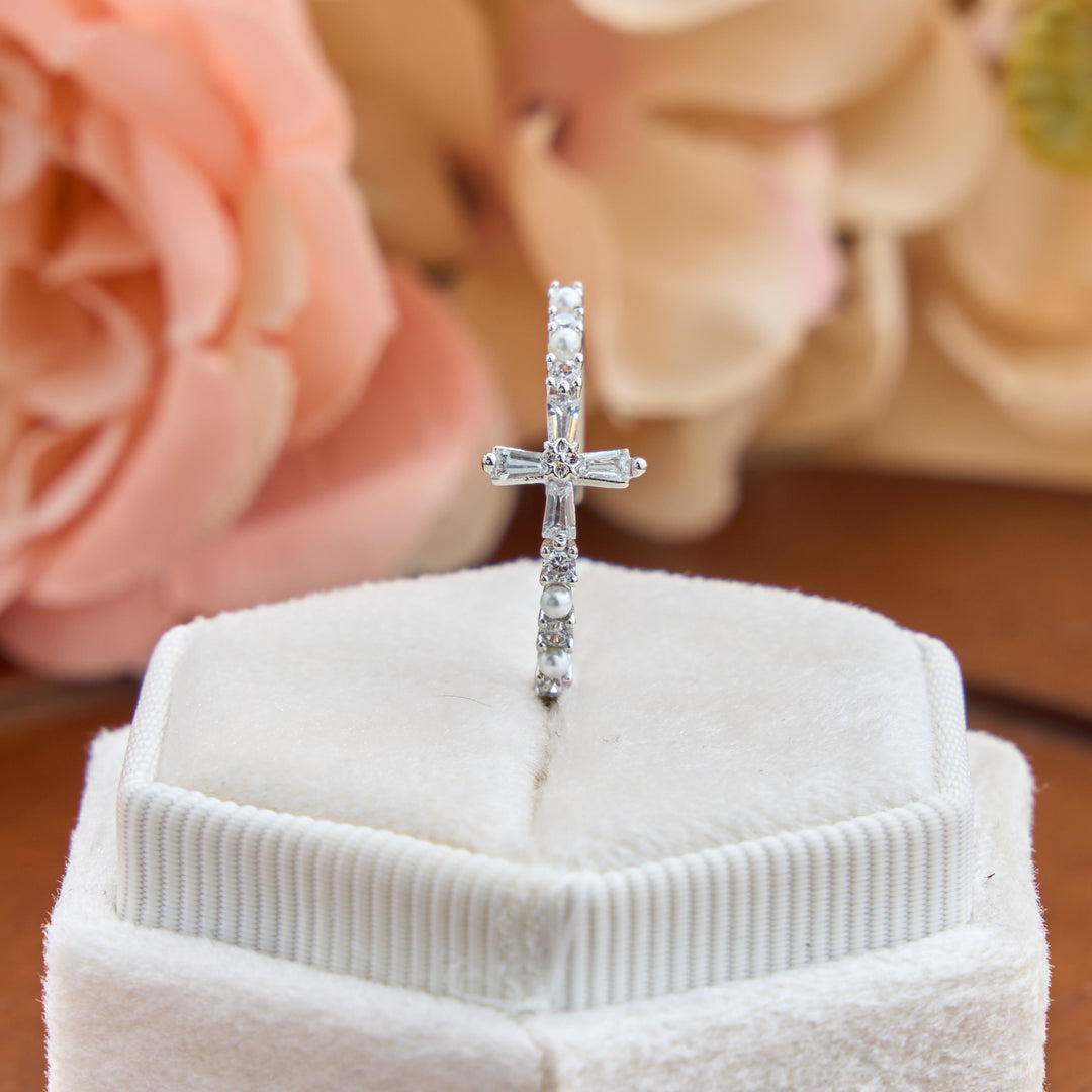 Christianartworkshop Zarter, verstellbarer Ring mit Perlenkreuz: Ein Zeichen sanften, himmlischen Trostes - image 2