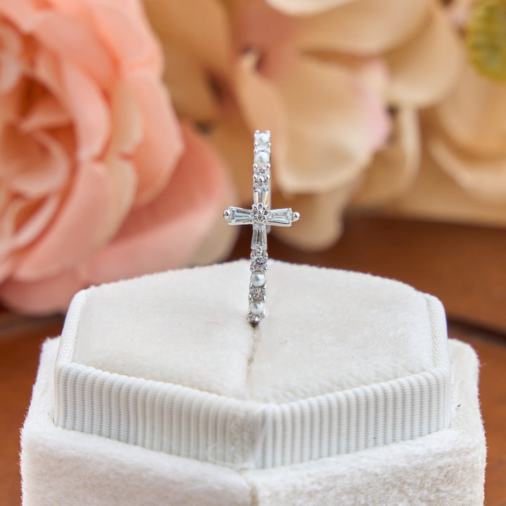 Christianartworkshop Zarter, verstellbarer Ring mit Perlenkreuz: Ein Zeichen sanften, himmlischen Trostes - image 2