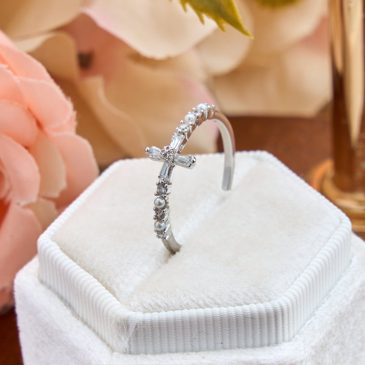 Christianartworkshop Zarter, verstellbarer Ring mit Perlenkreuz: Ein Zeichen sanften, himmlischen Trostes - Kreuz (Geeignet für US-Größen 6 - 9) - image 0