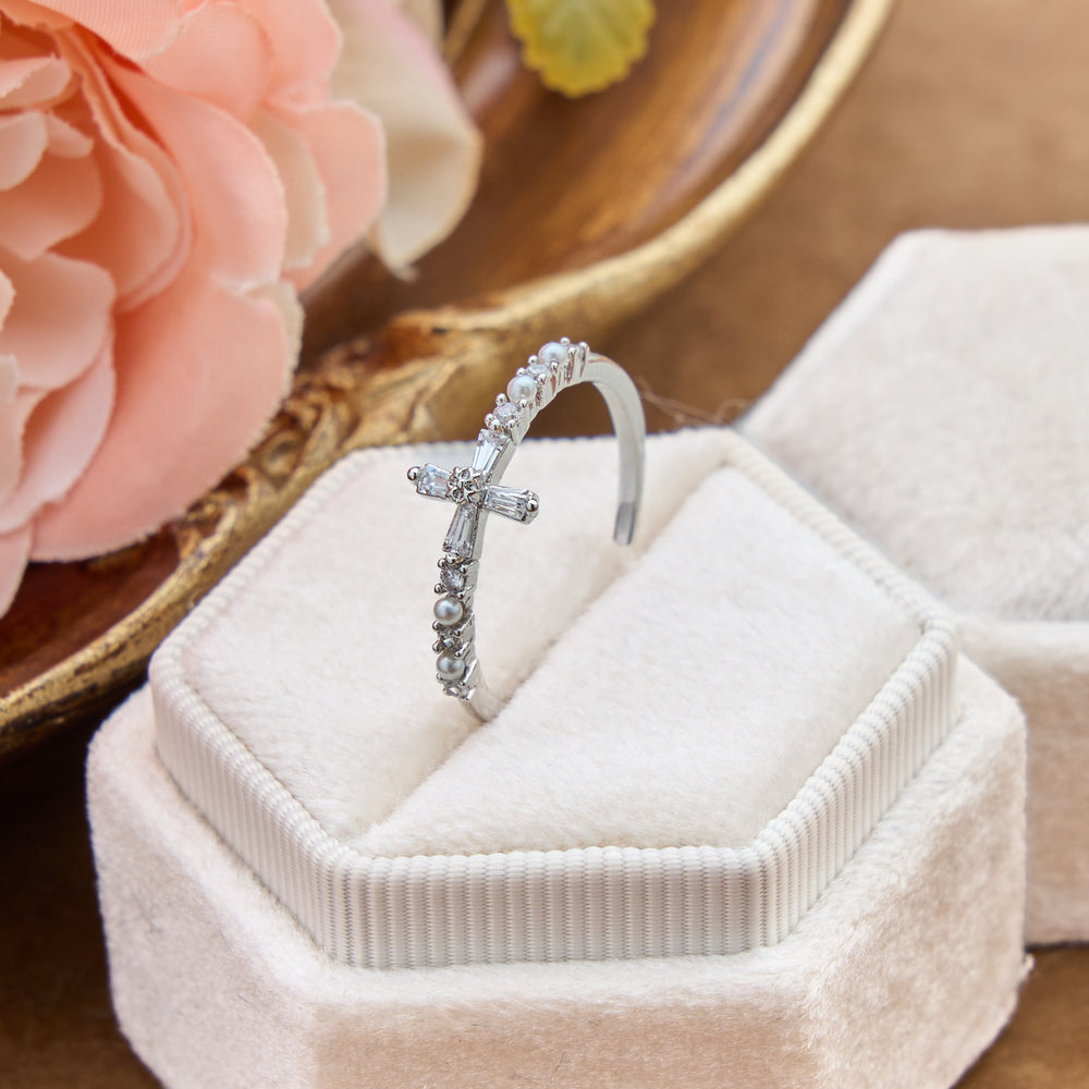Christianartworkshop Zarter, verstellbarer Ring mit Perlenkreuz: Ein Zeichen sanften, himmlischen Trostes - image 1