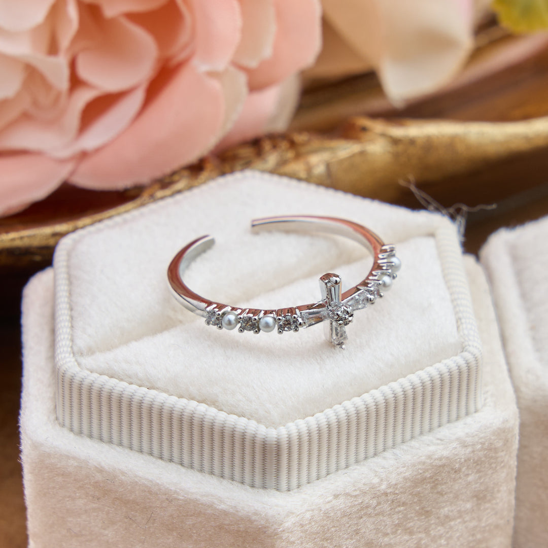 Christianartworkshop Zarter, verstellbarer Ring mit Perlenkreuz: Ein Zeichen sanften, himmlischen Trostes - image 3