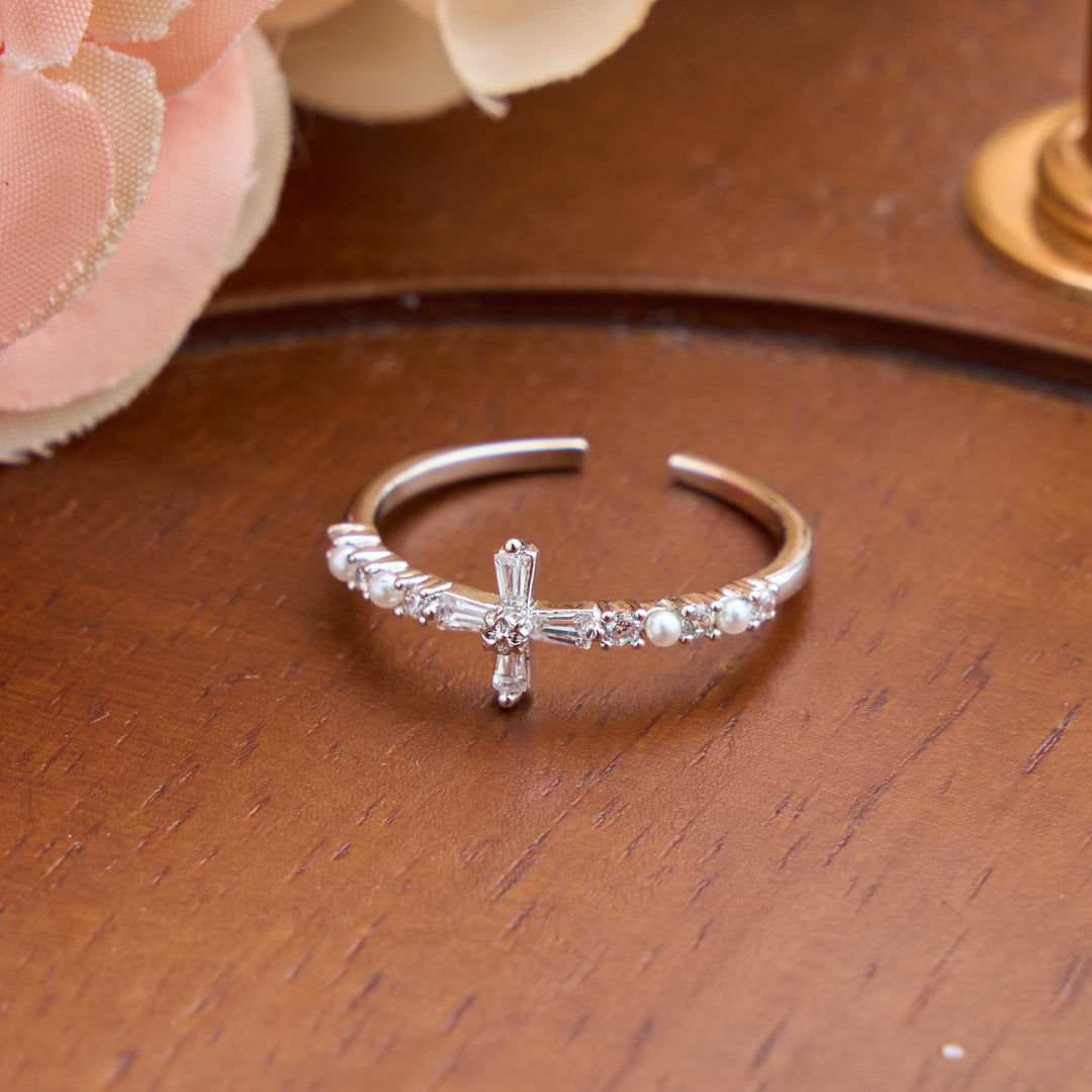 Christianartworkshop Zarter, verstellbarer Ring mit Perlenkreuz: Ein Zeichen sanften, himmlischen Trostes - image 4