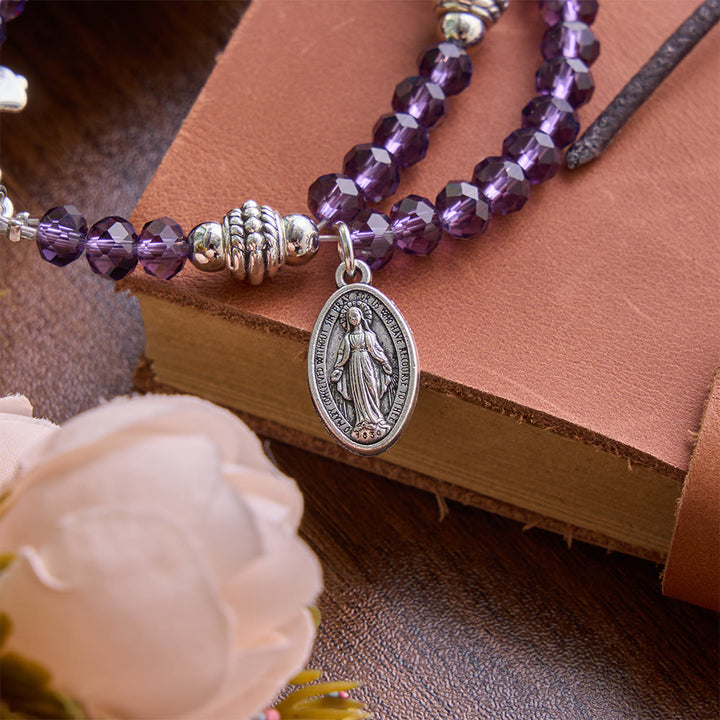 Christianartworkshop Zartes Armband mit polierten Kristallperlen und Guadalupe-Kreuz: Träger unvergänglicher heiliger Gnade - image 3