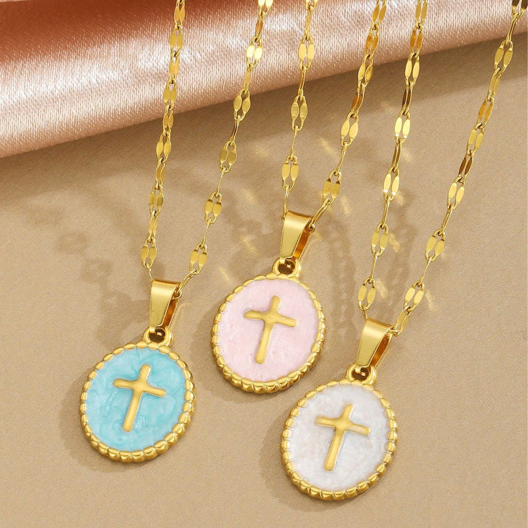 Christianartworkshop Ovale Halskette mit emailliertem Kreuz in strukturierter Fassung: Symbol der Ruhe und himmlischen Gelassenheit - image 0