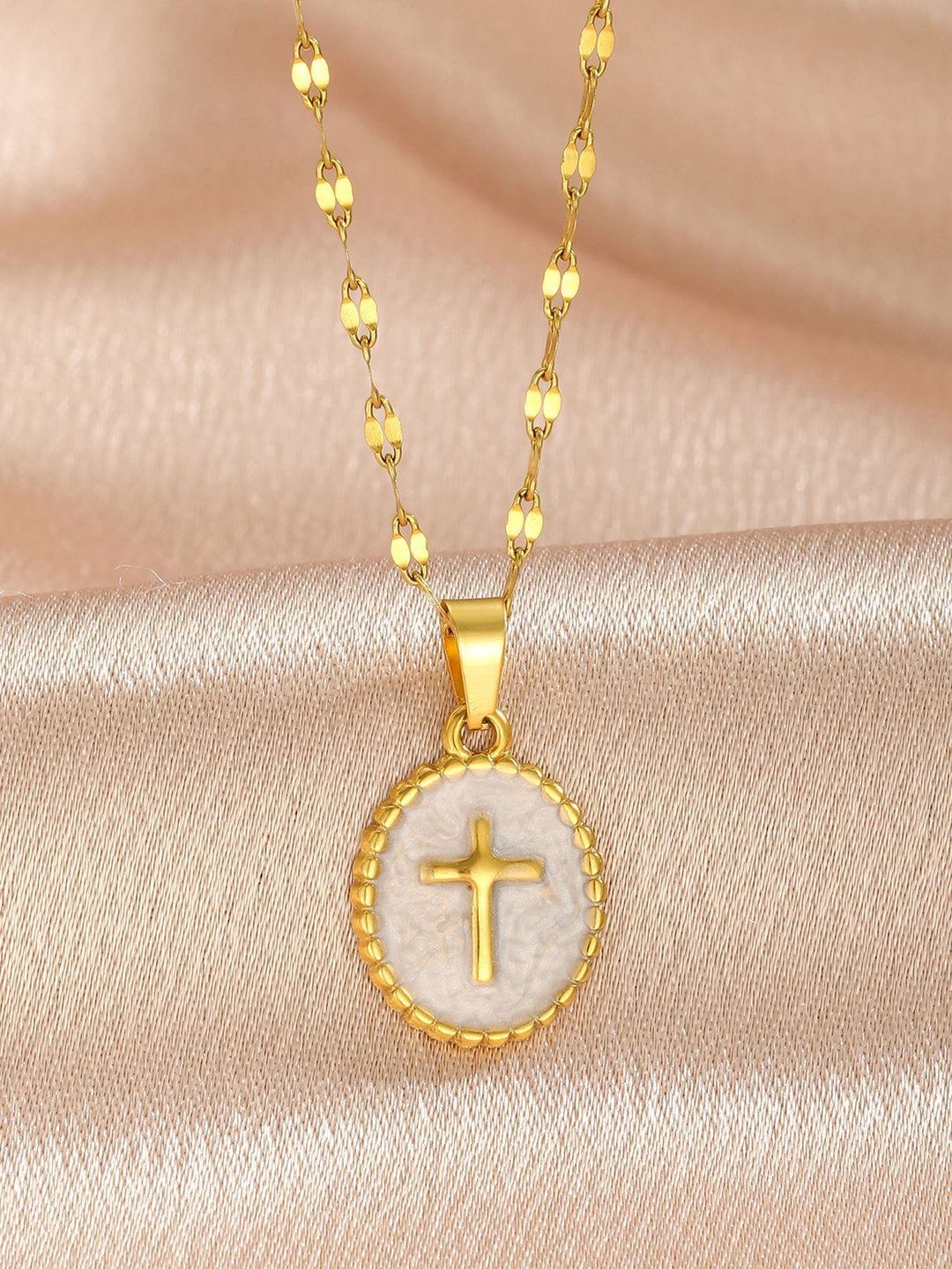 Christianartworkshop Ovale Halskette mit emailliertem Kreuz in strukturierter Fassung: Symbol der Ruhe und himmlischen Gelassenheit - image 3