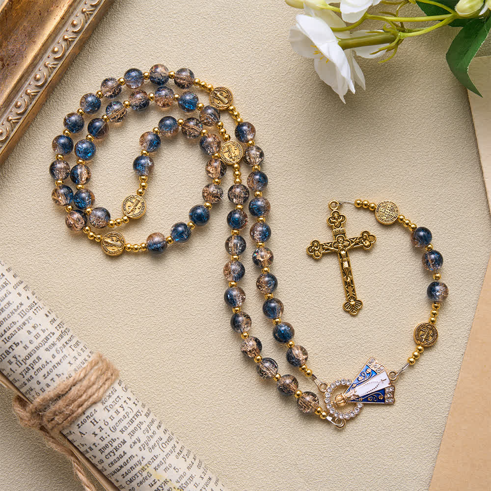 Christianartworkshop Strahlend blau-champagnerfarbener Rosenkranz aus Glasperlen im Vintage-Stil mit der Muttergottes von Aparecida und einem detailreichen Kruzifix - Rosenkranz in Blau-Champagner - image 0