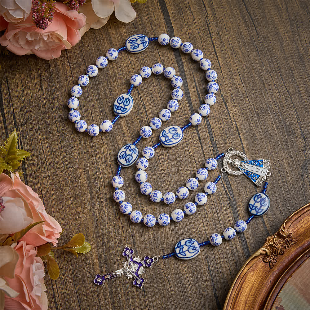 Christianartworkshop Rosenkranz aus blau-weißem Porzellan Unserer Lieben Frau von Aparecida: Erinnerungsstück für feierliches Gebet - Rosenkranz mit blau-weißen Blumen - image 0