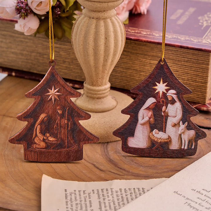 Christianartworkshop Baumförmiger hölzerner Hängeschmuck mit Darstellung der Heiligen Familie - image 0