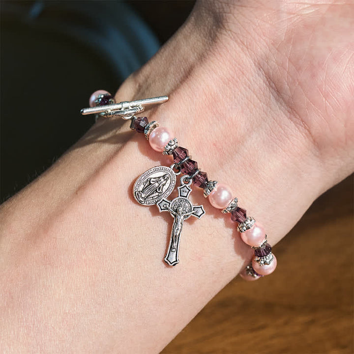 Christianartworkshop Armband mit Knebelverschluss, Marienmedaille und Kruzifix: Symbol des friedvollen Trostes - image 2