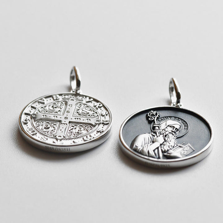 Christianartworkshop Halskette mit Medaille und Porträt des Heiligen Benedikt in Hochrelief: Zeichen göttlicher Stärkung - image 3