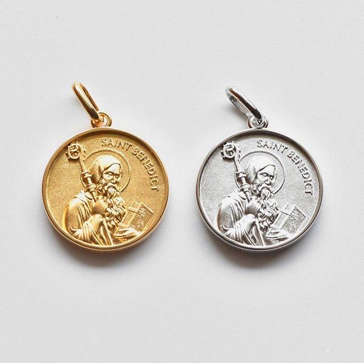 Christianartworkshop Halskette mit Medaille und Porträt des Heiligen Benedikt in Hochrelief: Zeichen göttlicher Stärkung - image 2
