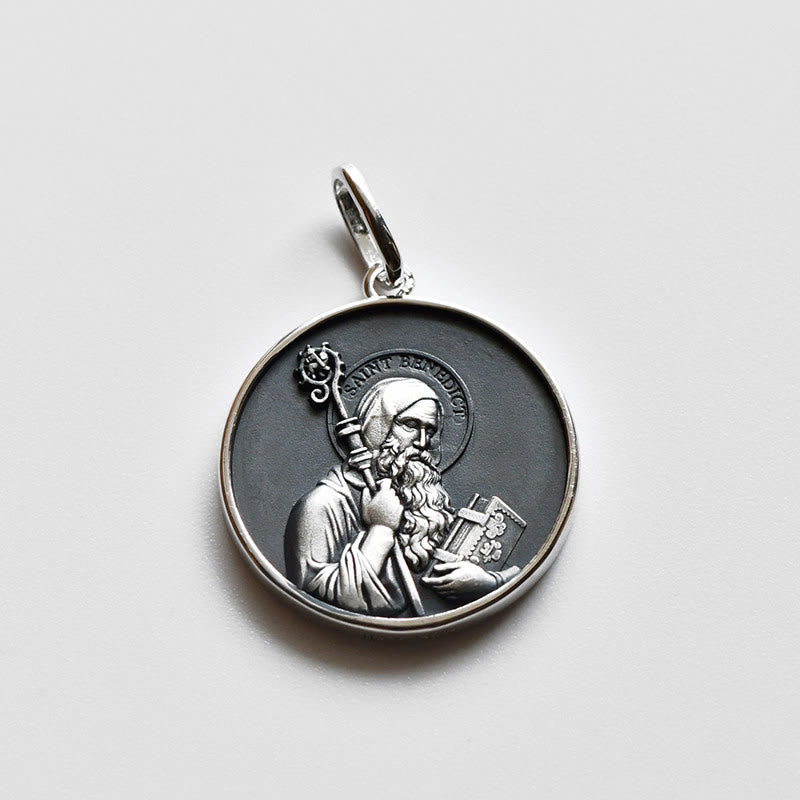 Christianartworkshop Halskette mit Medaille und Porträt des Heiligen Benedikt in Hochrelief: Zeichen göttlicher Stärkung - Metallisch - 0,83''*0,83''(2,1 cm*2,1 cm) - image 0