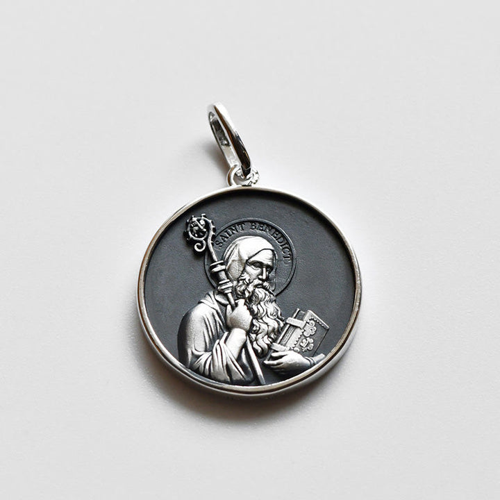 Christianartworkshop Halskette mit Medaille und Porträt des Heiligen Benedikt in Hochrelief: Zeichen göttlicher Stärkung - Metallisch - 0,83''*0,83''(2,1 cm*2,1 cm) - image 0