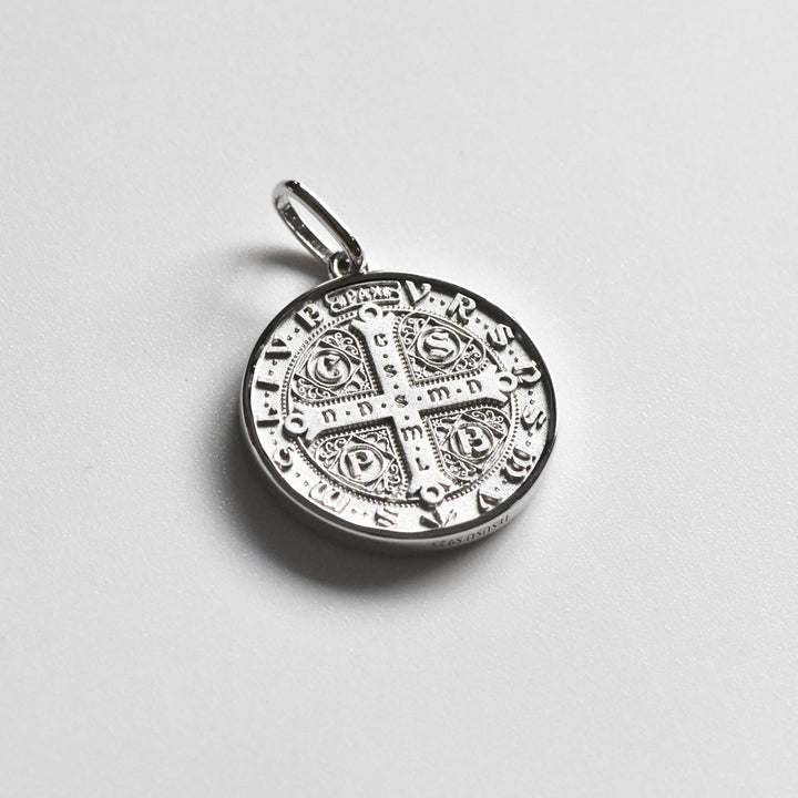 Christianartworkshop Halskette mit Medaille und Porträt des Heiligen Benedikt in Hochrelief: Zeichen göttlicher Stärkung - image 5