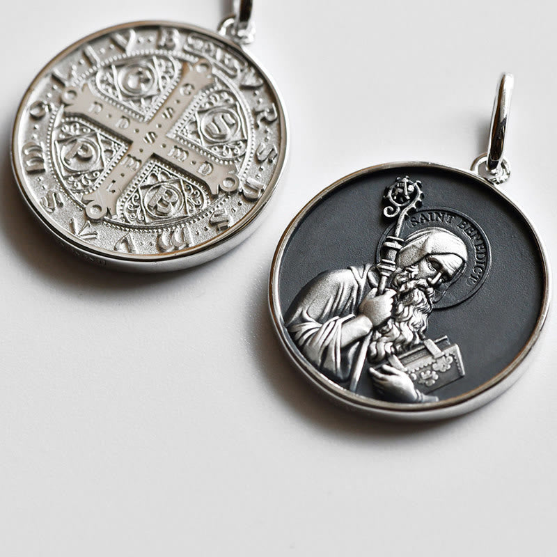 Christianartworkshop Halskette mit Medaille und Porträt des Heiligen Benedikt in Hochrelief: Zeichen göttlicher Stärkung - image 1