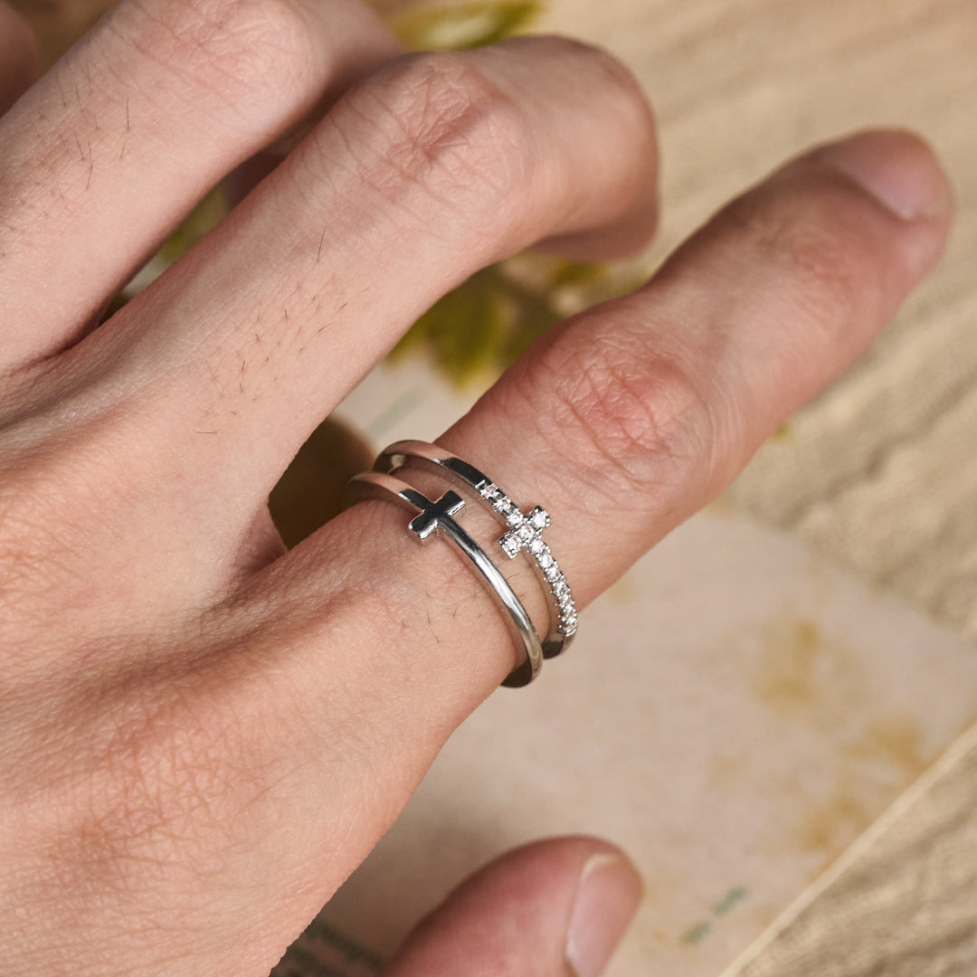 Christianartworkshop Eleganter Doppelring mit gekreuzten Fingern: Symbol für Ruhe und ewige Anmut - image 5