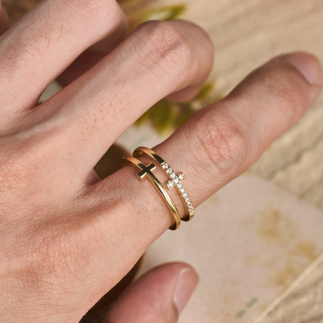Christianartworkshop Eleganter Doppelring mit gekreuzten Fingern: Symbol für Ruhe und ewige Anmut - image 2