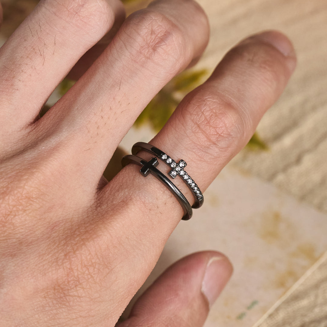 Christianartworkshop Eleganter Doppelring mit gekreuzten Fingern: Symbol für Ruhe und ewige Anmut - image 8
