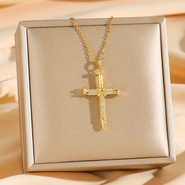 Christianartworkshop Halskette mit genageltem Kreuz aus Titanstahl: Symbol zeitlosen göttlichen Schutzes - Golden - image 1