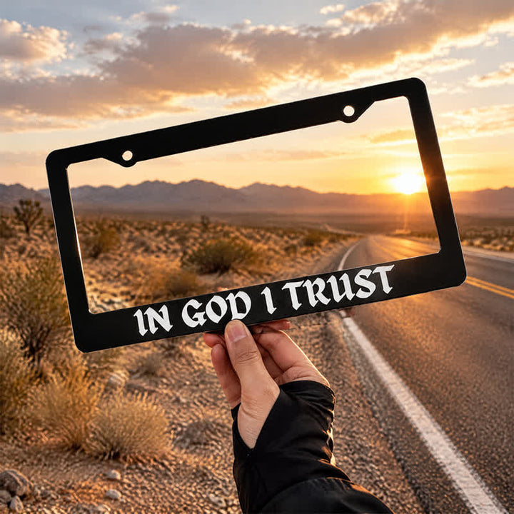 Christianartworkshop Aussagekräftiger Autorahmen mit der Aufschrift „In God I Trust“: Symbol stiller himmlischer Begleitung - image 1