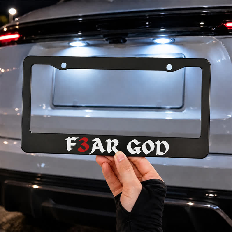 Christianartworkshop Schlanker Metallrahmen für Autos mit markantem Schriftzug „F3AR GOD“: Zeichen zeitloser göttlicher Majestät - image 4