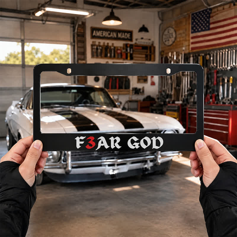 Christianartworkshop Schlanker Metallrahmen für Autos mit markantem Schriftzug „F3AR GOD“: Zeichen zeitloser göttlicher Majestät - image 7