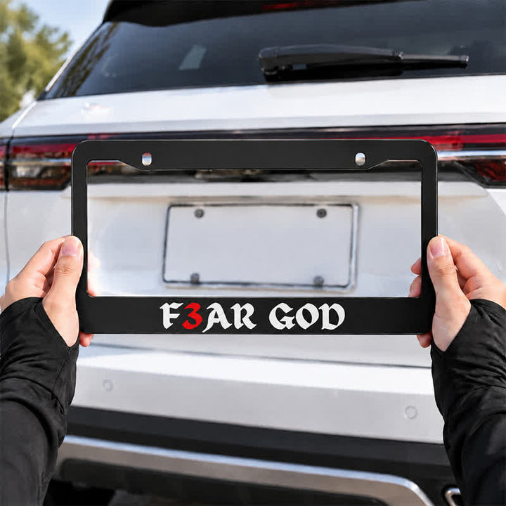 Christianartworkshop Schlanker Metallrahmen für Autos mit markantem Schriftzug „F3AR GOD“: Zeichen zeitloser göttlicher Majestät - image 3