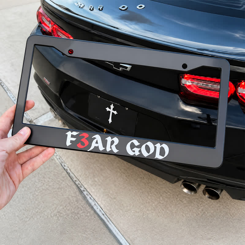 Christianartworkshop Schlanker Metallrahmen für Autos mit markantem Schriftzug „F3AR GOD“: Zeichen zeitloser göttlicher Majestät - image 1