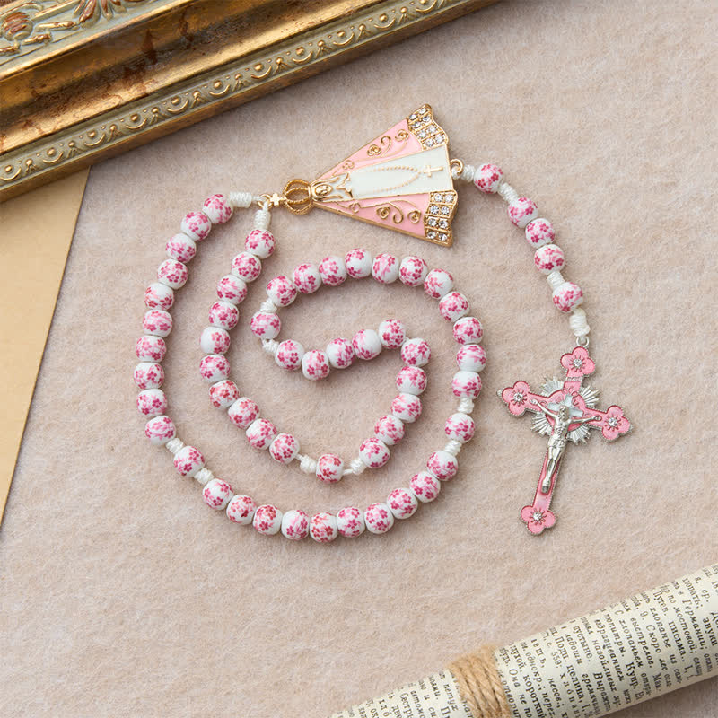 Christianartworkshop Rosenkranz aus rosafarbenen Porzellanperlen mit Blumenmuster und Medaillon Unserer Lieben Frau von Aparecida - image 5