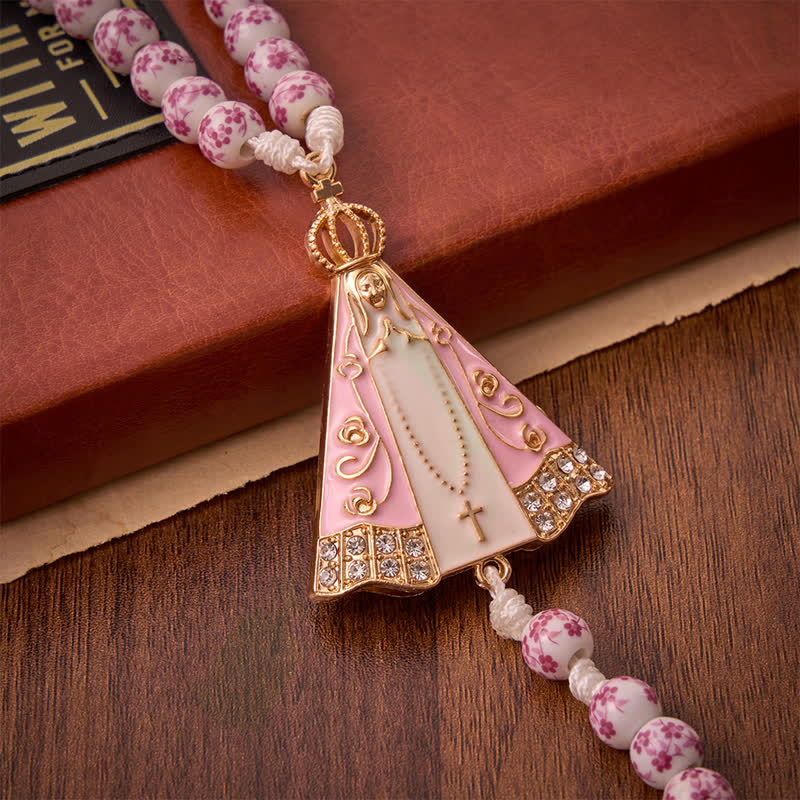Christianartworkshop Rosenkranz aus rosafarbenen Porzellanperlen mit Blumenmuster und Medaillon Unserer Lieben Frau von Aparecida - image 7