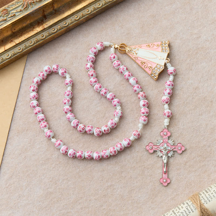 Christianartworkshop Rosenkranz aus rosafarbenen Porzellanperlen mit Blumenmuster und Medaillon Unserer Lieben Frau von Aparecida - image 4