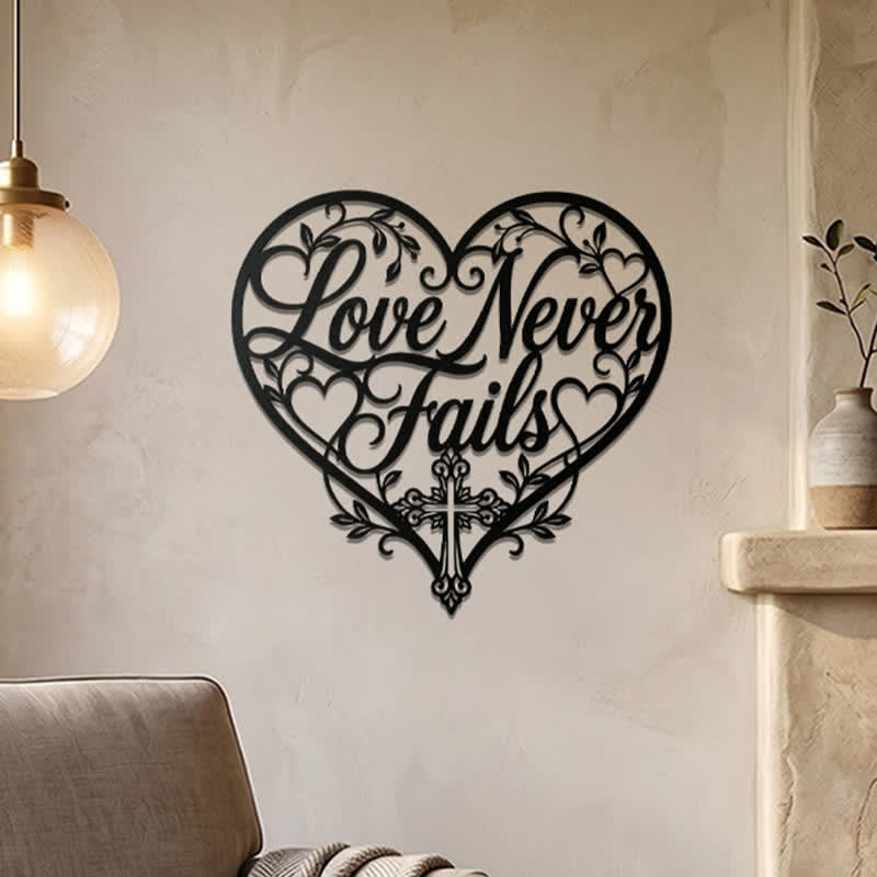Christianartworkshop Florales Herz, geschwungene Inschrift „Liebe versagt nie“, Kreuz aus Metall, Wanddekoration: Zeitloses Symbol der heiligen, erlösenden Gnade - image 0