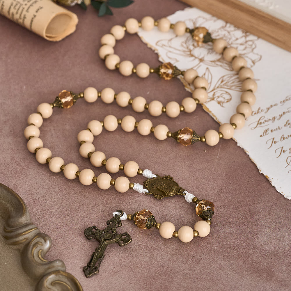 Rosenkranz aus beigefarbenen Perlen mit champagnerfarbenen Akzenten von Christianartworkshop : Erinnerung an Glauben und Ruhe für stille Momente - image 1